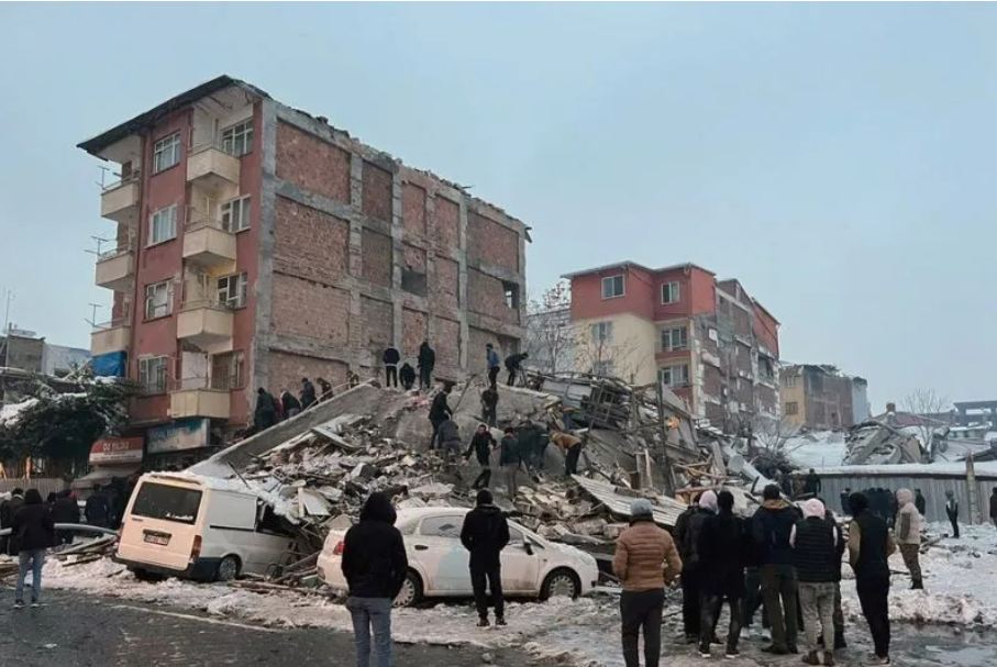 Bangunan rusak terdampak gempa bumi di Malatya, Turki, Senin (6/2/2023). (Libassonline.com/Xinhua)