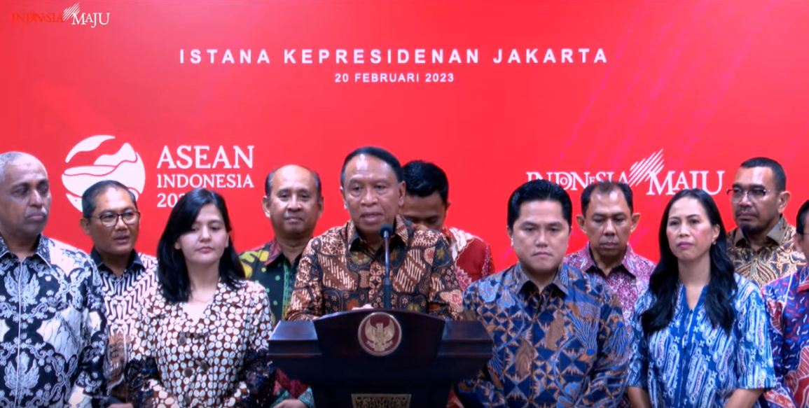 Ketua Umum PSSI Erick Thohir didampingi dua Wakil Ketua Umum PSSI dan jajaran Exco PSSI memberikan keterangan pers di Istana Kepresidenan Jakarta, Senin (20/2/2023). Libassonline.com