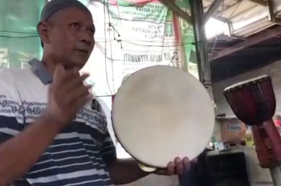 Perajin rebana di Blitar, Jawa Timur, mencoba alat musik apakah sudah pas atau belum. Libassonline.com/ HO-perajin rebana.
