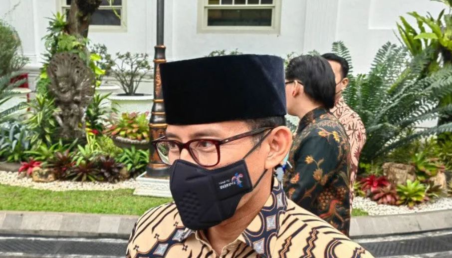 Menteri Pariwisata dan Ekonomi Kreatif (Menparekraf) Sandiaga Uno memberikan keterangan kepada awak media di lingkungan Istana Kepresidenan Jakarta, Selasa (27/3/2023). (Libassonline.com)