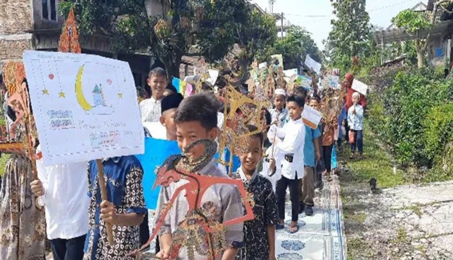 Ratusan siswa mengikuti kirab budaya sambut datangnya Bulan Suci Ramadhan di Desa Tegalsari, Kecamatan Nogosari Boyolali, Selasa (21/3/2023). Libassonline.com