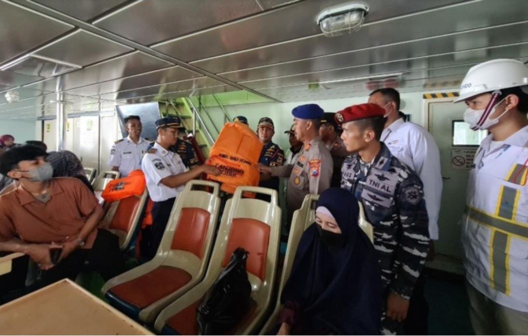 Kepala KSOP Gresik, Hotman Siagian memimpin jajaran aparat gabungan melakukan inspeksi perlengkapan keselamatan penumpang di KMP Gili Iyang. (Libassonline.com)