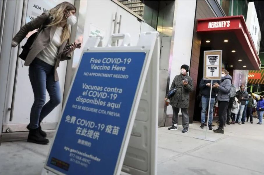 Orang-orang mengantre masuk tempat tes dan vaksinasi COVID-19 di dekat Times Square di New York, Amerika Serikat, (7/12/2021). (Xinhua/Wang Ying/Libassonline.com).