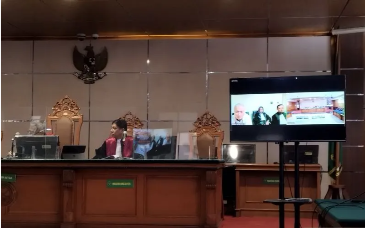 Hakim Agung nonaktif Sudrajad Dimyati mengikuti sidang vonis secara daring yang digelar di Pengadilan Negeri Bandung, Kota Bandung, Jawa Barat, Selasa (30/5/2023). Libassonline.com/Bagus Ahmad Rizaldi