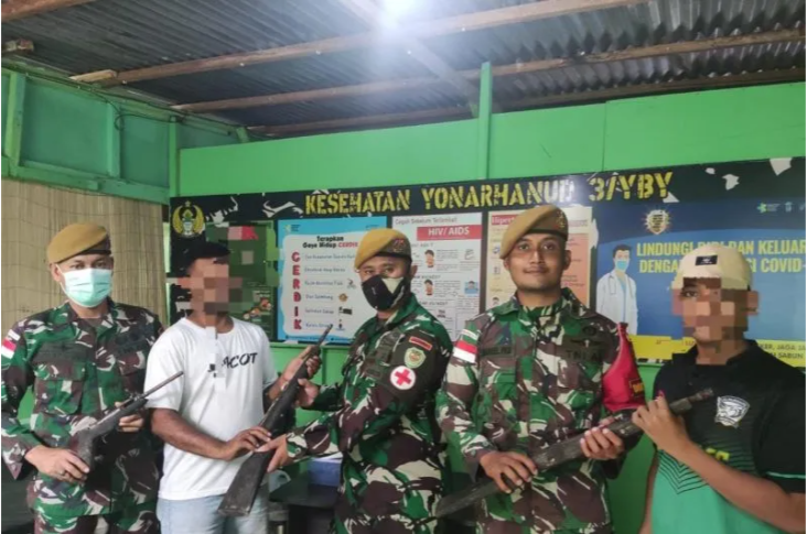 Sejumlah warga di Maluku Utara menyerahkan senjata api (senpi), munisi dan bahan peledak ke petugas Satuan Tugas (Satgas) Yonarhanud 3/Yby secara sukarela, Kamis (25/5/2023). Libassonline.com