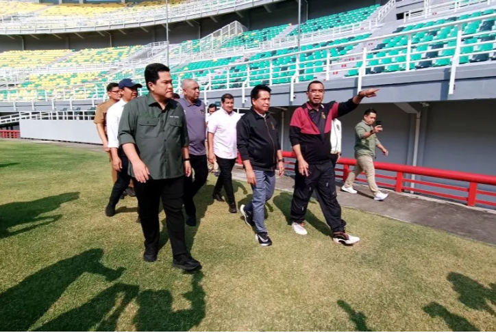 Ketua Umum PSSI Erick Thohir (ketiga kiri) bersama Exco PSSI Arya Sinulingga (kanan) dan Ketua PSSI Jatim Ahmad Riyadh (keempat kiri) saat meninjau Stadion GBT Surabaya, Selasa (6/6/2023). (Libassonline.com)