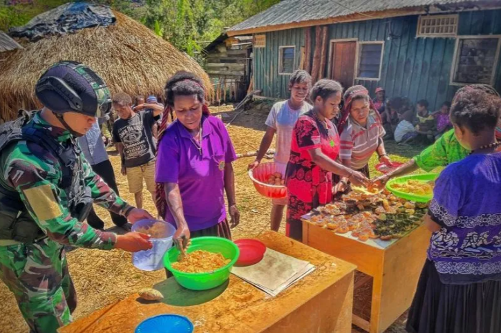 Satgas Yonif Raider 321/GT/13/1 Kostrad Pos Kotis Mbua saat mengajarkan para mama-mama membuat kuliner keripik dan donat dari ubi di Distrik Mbua, Kabupaten Nduga, Papua Pegunungan. (Libassonline.com/HO- Satgas Yonif Raider 321)
