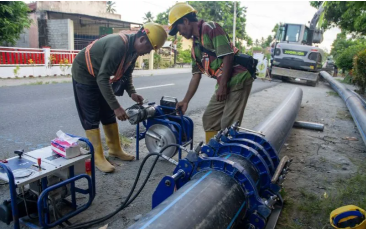 Pekerja menyambung pipa pada proyek pekerjaan rekonstruksi sistem jaringan air baku Palu, Sigi, Donggala (Pasigala) di Desa Rarampadende, Sigi, Sulawesi Tengah, Selasa (16/5/2023).Libassonline.com