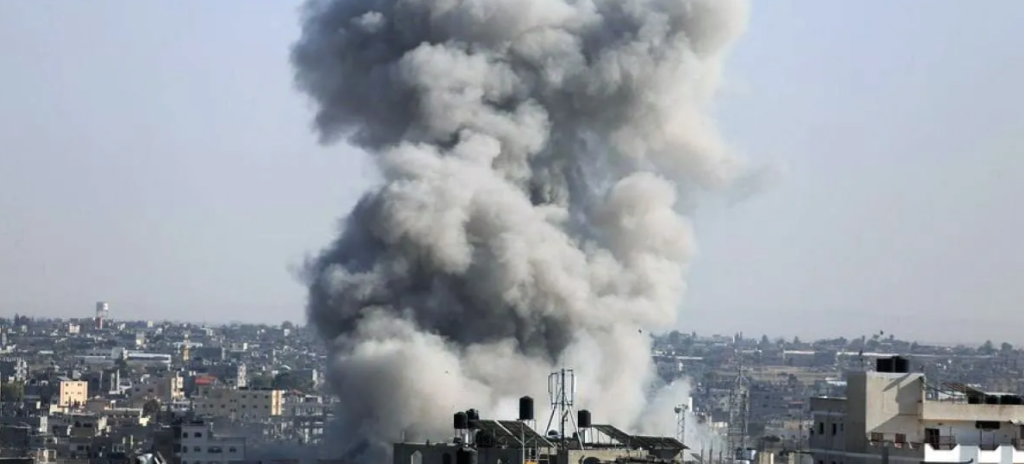 Arsip - Asap mengepul setelah serangan udara Israel di kota Rafah di Jalur Gaza selatan, Kamis (26/10/2023). Libassonline.com/Xinhua/Khaled Omar/am.