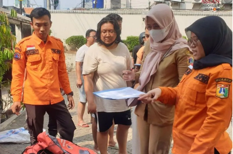 Badan Penanggulangan Bencana Daerah (BPBD) Provinsi DKI Jakarta memberikan bantuan korban terdampak kebakaran di Kwitang, Jakarta Pusat, Senin (18/12/2023). Libassonline.com/HO-BPBD DKI
